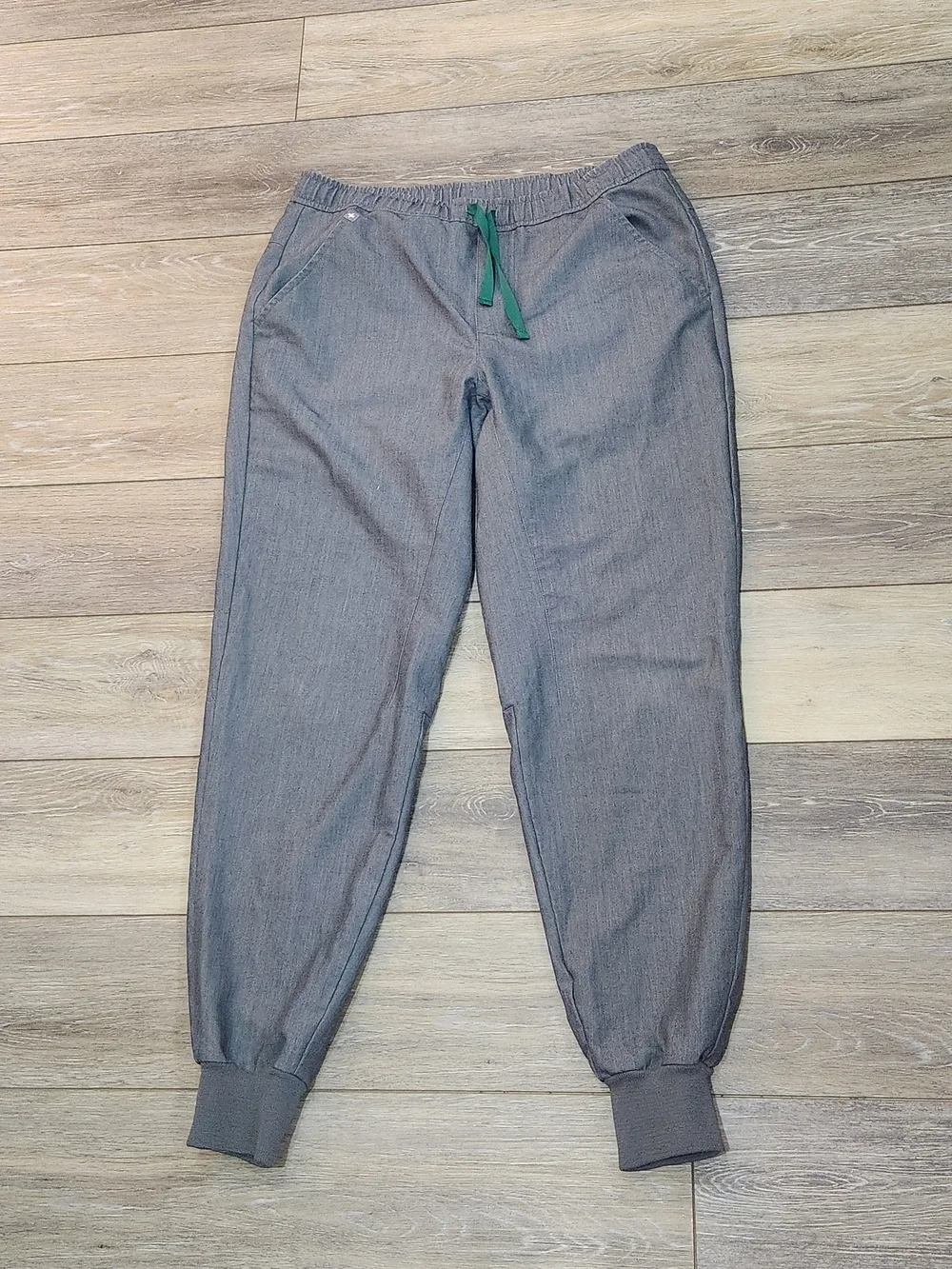 Figs Men's Gray Jogger Scrub Pants with Green Drawstring Size M